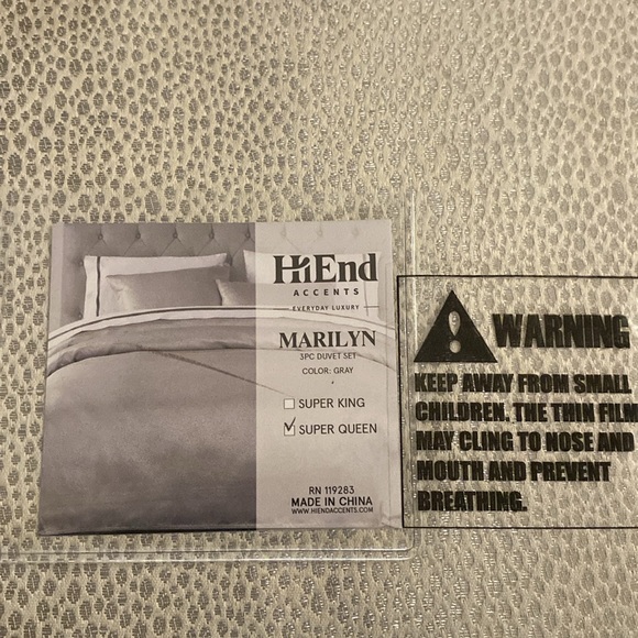 HiEnd Accents MARILYN 3PC DUVET SET, SUPER QUEEN
COLOR:GRAY SILVER METALLIC NWT - Picture 4 of 8